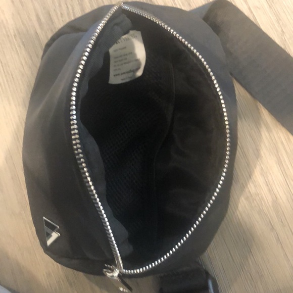 Everest Sleek Everyday Belt Bag - Picture 3 of 4